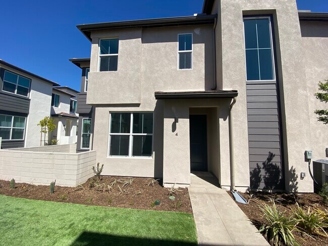 13086 Olympus Cir, Unit 4 in Poway, CA - Foto de edificio - Building Photo