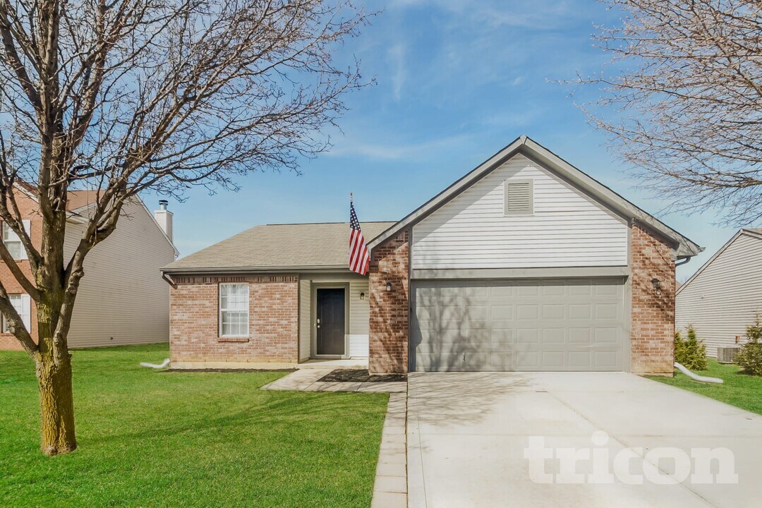 1334 Grand Canyon Cir in Franklin, IN - Foto de edificio