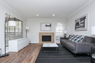 Lakeside Apartments in Dallas, TX - Building Photo - Interior Photo
