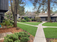 Lake Villa Apartments in Coeur d'Alene, ID - Foto de edificio - Building Photo