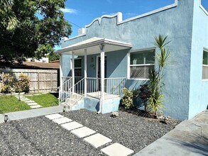 1129 NW 30th St in Miami, FL - Building Photo - Building Photo