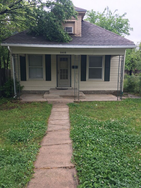 1016 E Broadway St in Newton, KS - Building Photo