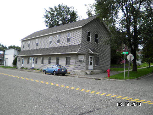 104 Pine St in Glenwood City, WI - Building Photo