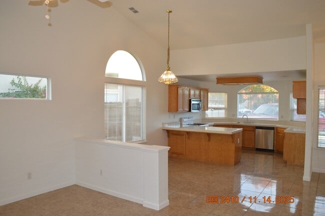 1277 Bourang Way in Turlock, CA - Building Photo - Building Photo