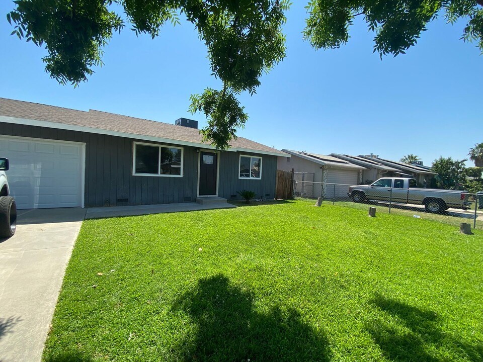 612 S R St in Tulare, CA - Building Photo