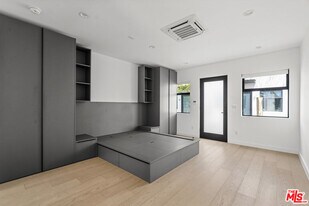 1325 Cabrillo Ave in Los Angeles, CA - Building Photo