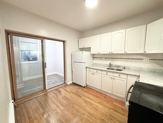 98 Main St, Unit 1 in Malden, MA - Building Photo - Building Photo