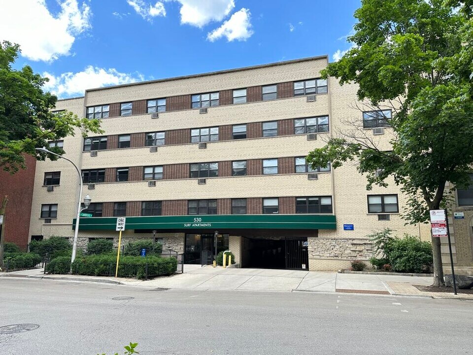 533 W Surf St in Chicago, IL - Building Photo