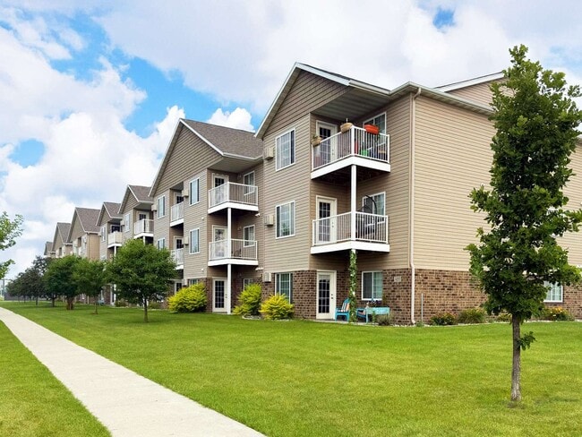Maple Creek Apartments in Fargo, ND - Foto de edificio - Building Photo