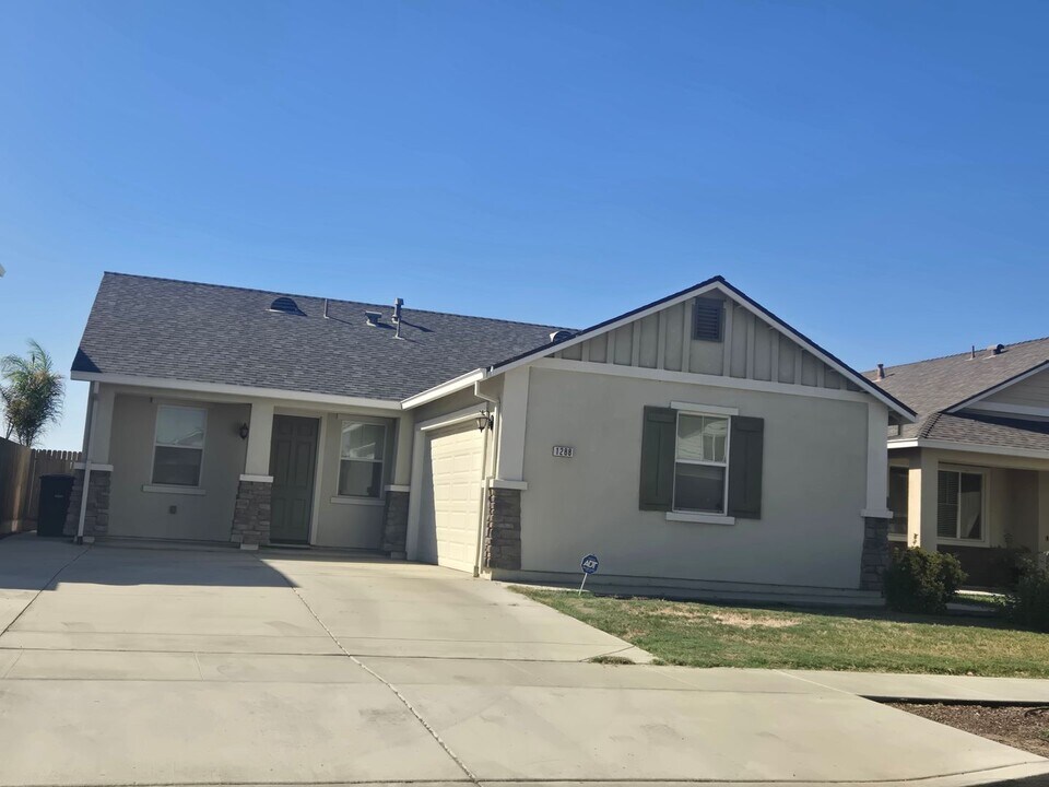 1288 Greenbrier Dr in Hanford, CA - Building Photo