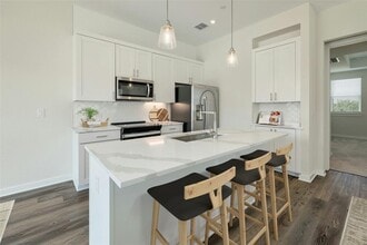 12001 Vista Parke Dr in Austin, TX - Building Photo - Building Photo