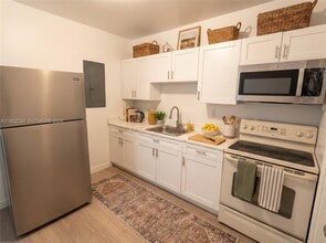 3333 NW 43rd Terrace in Miami, FL - Building Photo - Building Photo