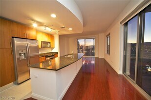 200 W Sahara Ave in Las Vegas, NV - Building Photo
