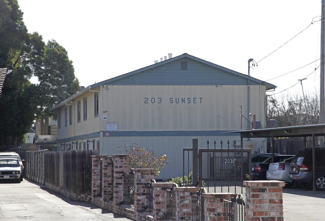 203 Sunset Blvd in Hayward, CA - Building Photo