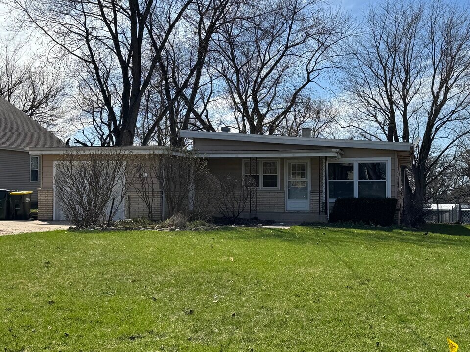 740 Elm St in Hampshire, IL - Building Photo