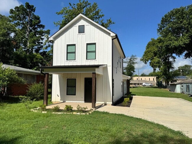 111 S College St in Lindale, TX - Building Photo - Building Photo