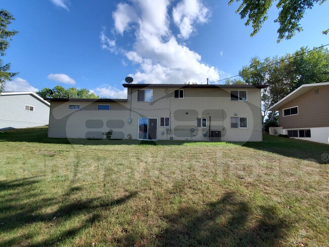1710 Plainview Ln in Albert Lea, MN - Building Photo - Building Photo