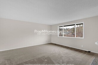 18133 SE Ed Anna Ct in Milwaukie, OR - Building Photo - Building Photo