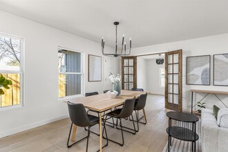 2105 Brunswick Dr in Austin, TX - Foto de edificio - Building Photo