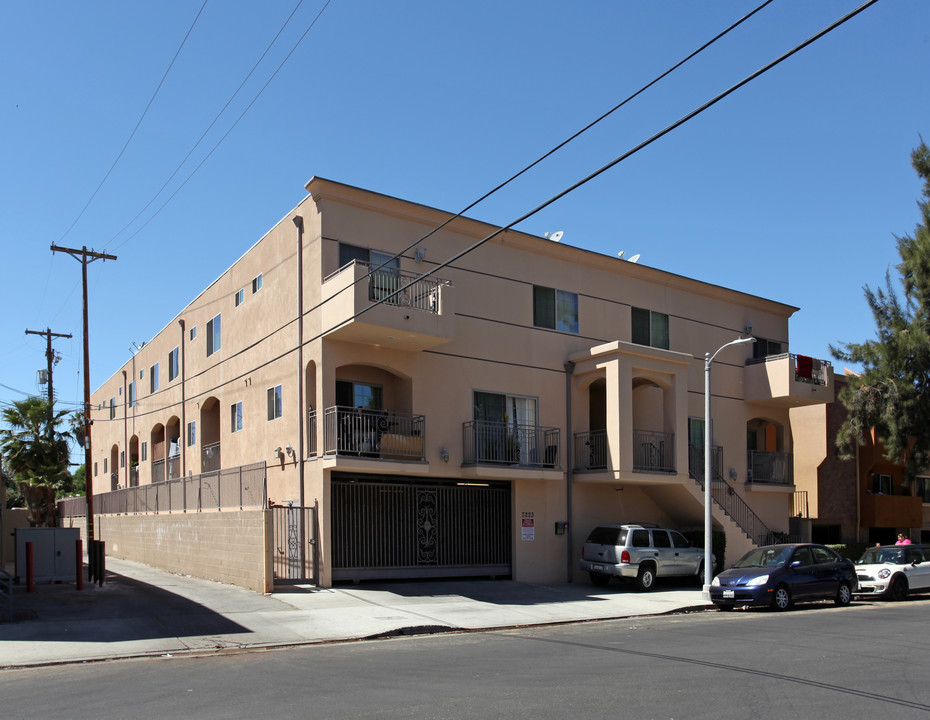 7223 Baird Ave in Reseda, CA - Building Photo