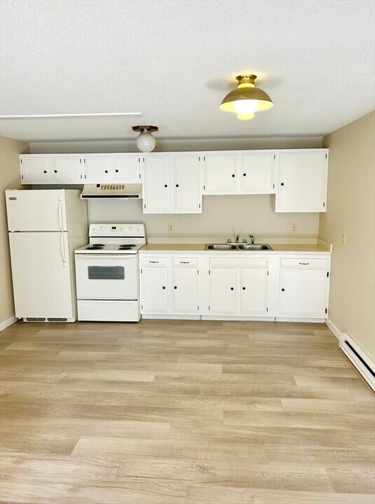 325 Ashland Ave in Southbridge, MA - Building Photo