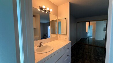 5027 Guava Ave, Unit 214 in La Mesa, CA - Building Photo - Building Photo