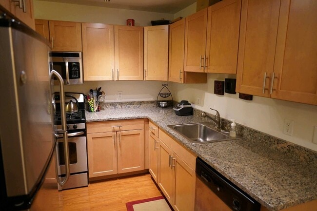 26 School House Dr in West Hartford, CT - Building Photo - Building Photo