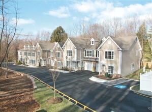 Patriot Village Apartments in Summit, NJ - Foto de edificio - Building Photo