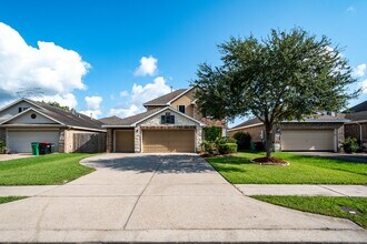 10019 Lynnwood Dr in Baytown, TX - Building Photo - Building Photo