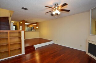 7122 Wood Hollow Dr in Austin, TX - Building Photo