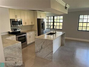 9015 W Sunrise Blvd in Plantation, FL - Building Photo - Building Photo