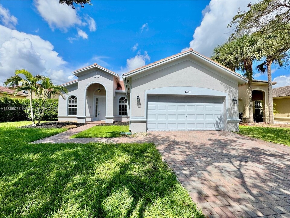 4451 Laurel Pl in Weston, FL - Building Photo