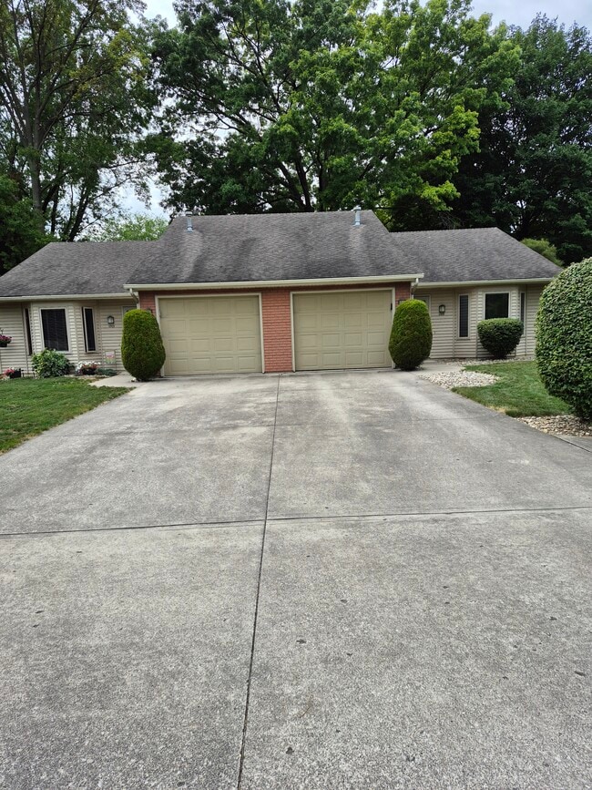 1315 Reed Rd in Fort Wayne, IN - Foto de edificio - Building Photo