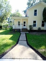 209 3rd St in Liverpool, NY - Building Photo