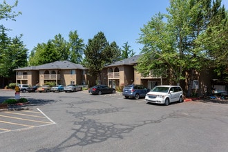 West Main At The Park in Hillsboro, OR - Foto de edificio - Building Photo