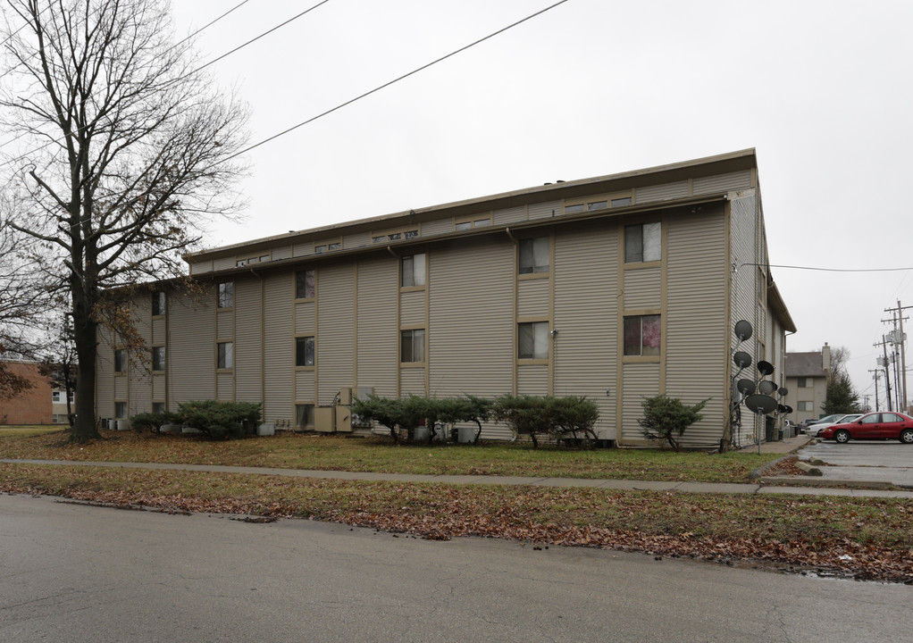 Oak Tree Square Apartments in Topeka, KS - Building Photo