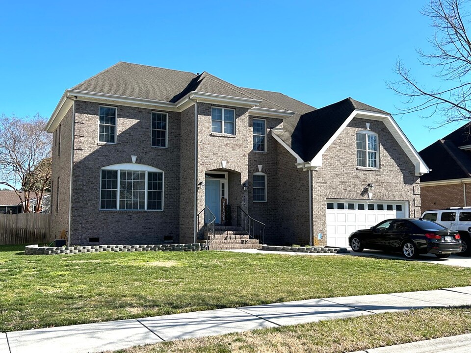 576 Hunts Pointe Dr in Virginia Beach, VA - Building Photo