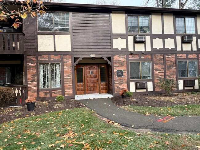 17 Rollingwood Dr in Brookfield, CT - Building Photo - Building Photo