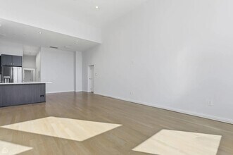 2034 W Grand Ave, Unit 1 in Chicago, IL - Building Photo - Building Photo