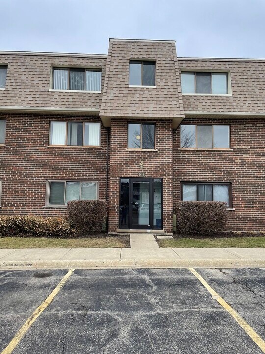 1412 Carol Ct in Palatine, IL - Building Photo