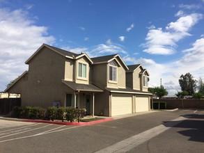 105 Palm Park Way in Chowchilla, CA - Foto de edificio - Building Photo