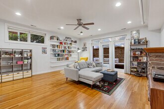 2457 W Foster Ave in Chicago, IL - Building Photo - Building Photo