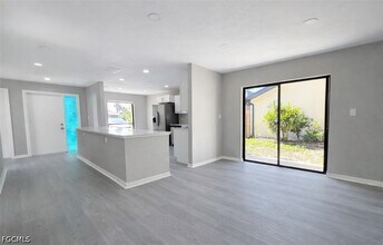 7377 Constitution Cir in Ft. Myers, FL - Building Photo - Building Photo