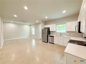 611 E Martindale St in Seguin, TX - Building Photo