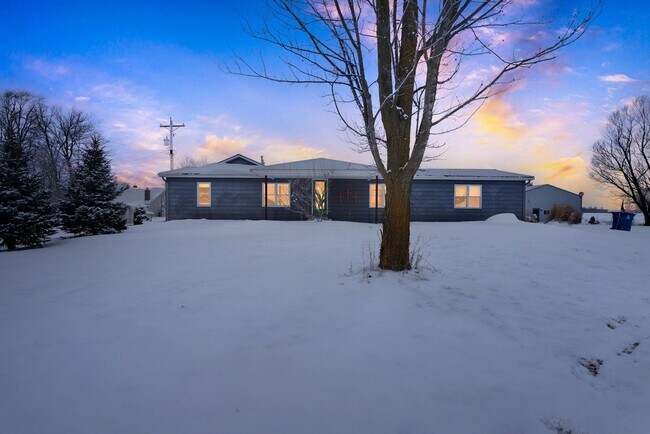 18025 Doehrman Rd in Woodburn, IN - Foto de edificio - Building Photo