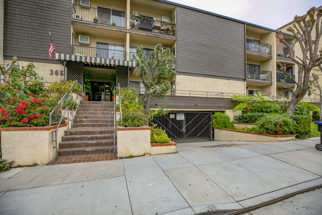 365 Burchett St, Unit 217 in Glendale, CA - Building Photo