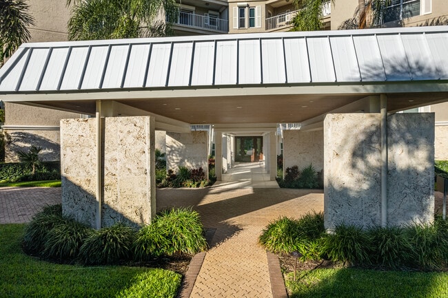 Westgate A Condominium in Naples, FL - Foto de edificio - Building Photo