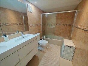 16300 Golf Club Rd, Unit 204 in Weston, FL - Building Photo - Building Photo