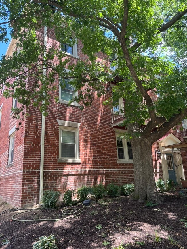 property at 1407 E Abingdon Dr