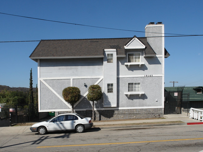 10205 Plainview Ave in Tujunga, CA - Foto de edificio - Building Photo